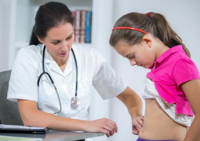 Bir doktor randevusunda helmint invazyon şüphesi olan bir çocuk